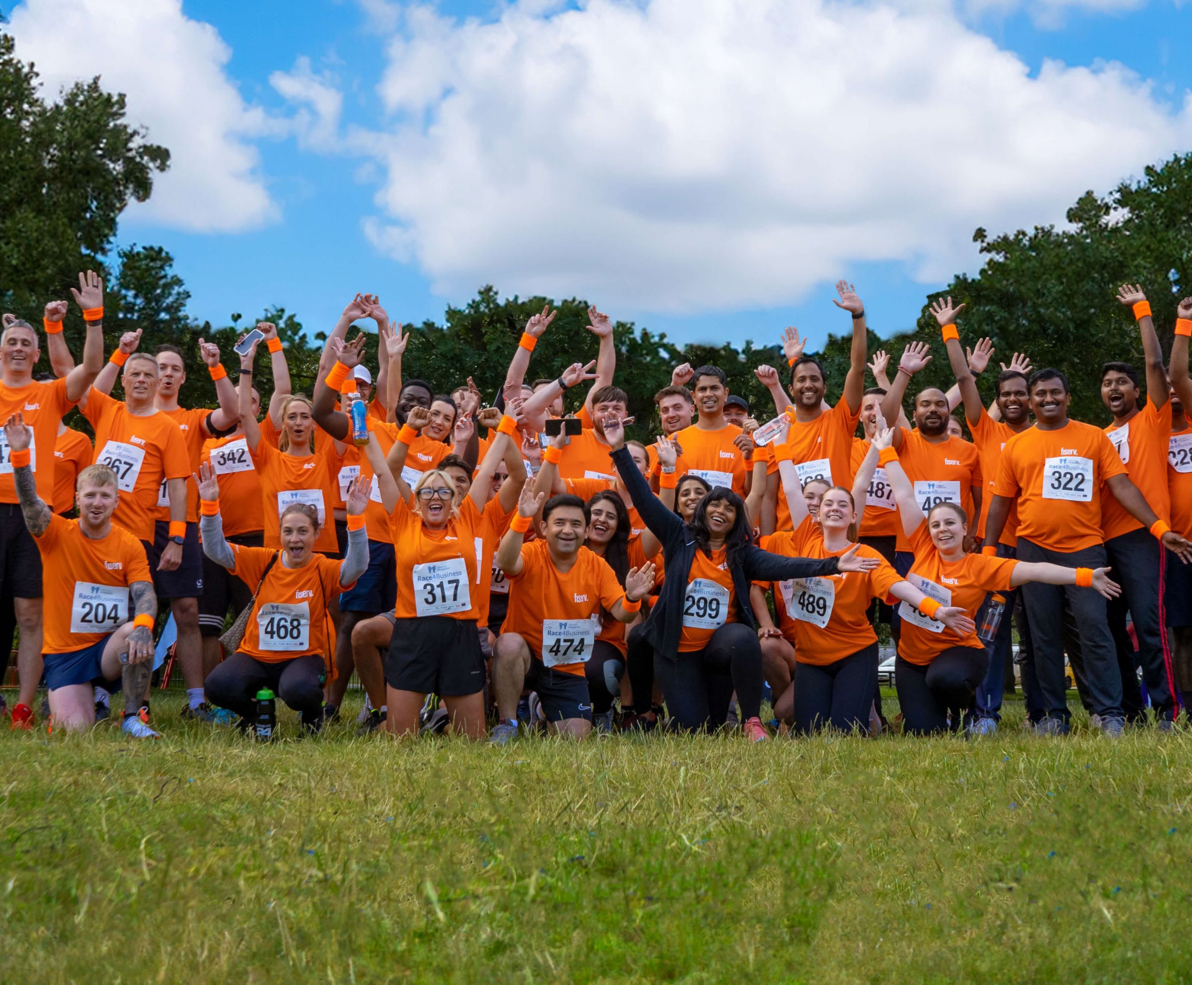 Fiserv team juicht buiten