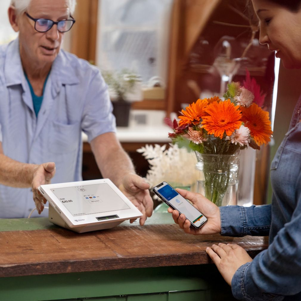 bloemist controleert tablet